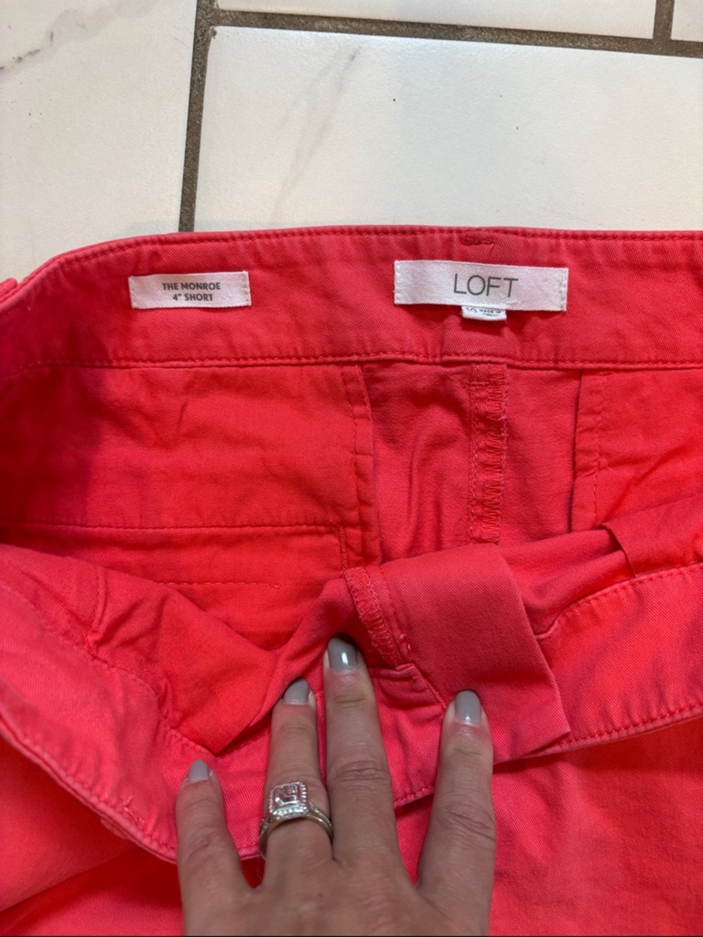 Women’s LOFT Classic Monroe 4” Short in Beautiful Coral Color - size 10 - Picture 3 of 6